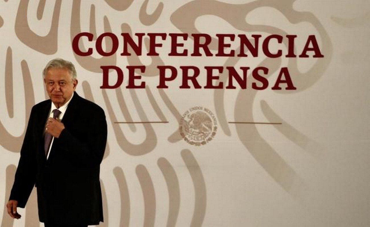  Rechaza AMLO ser "fifí" por usar traje