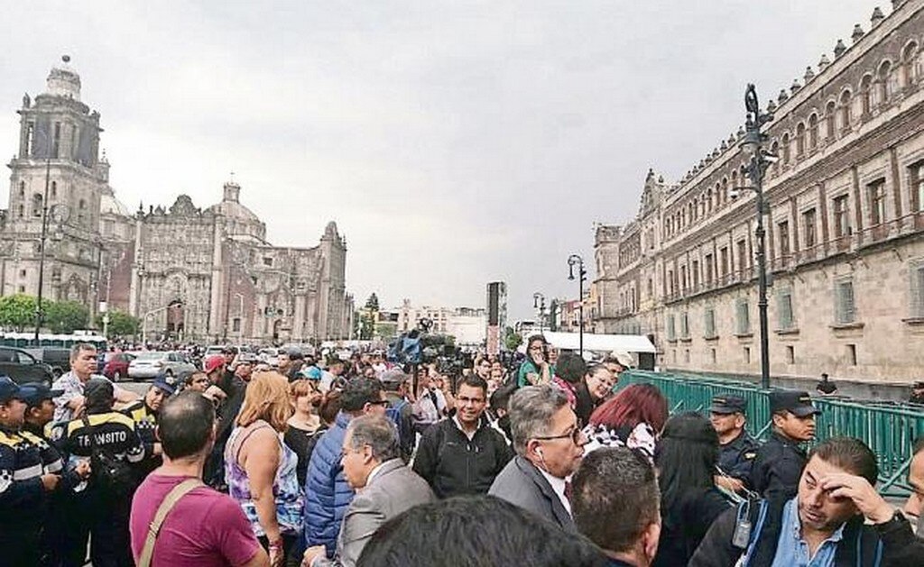“¡Con todo! ¡La raza con usted!”, gritan a AMLO fuera de Palacio Nacional