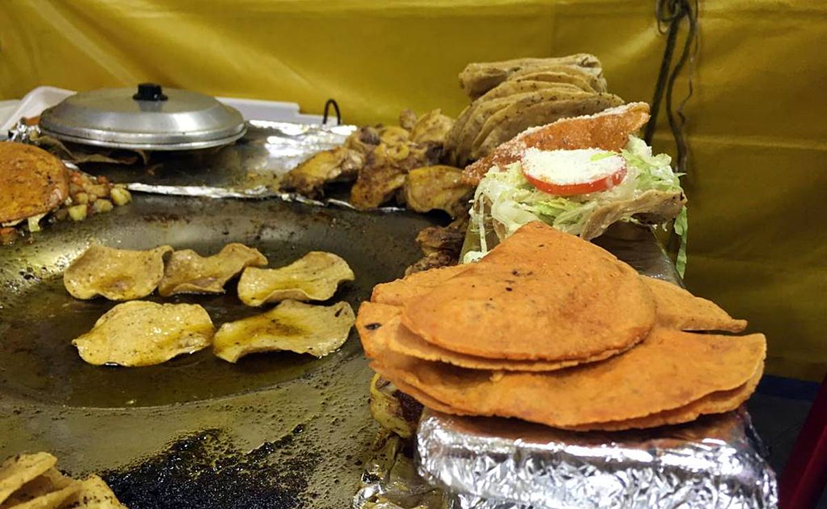 Tacos rojos de "Los Agachados", una tradición de la gastronomía potosina para deleitar el paladar