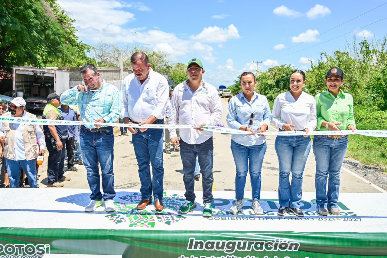 Inaugura Ricardo Gallardo carretera y entrega útiles escolares en la Huasteca potosina