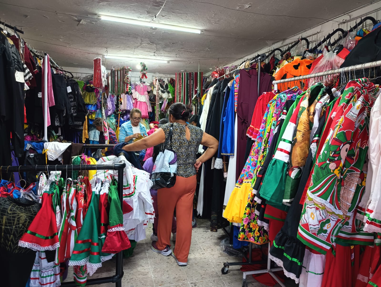 En estas fechas aumenta la venta y renta de trajes típicos en mercados de SLP. Foto: Jazmín Ramírez García