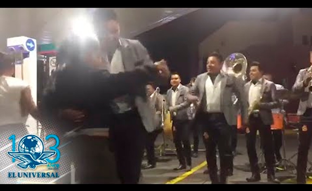 (VIDEO) Banda ameniza espera por desabasto de gasolina en Michoacán