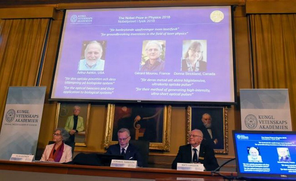 Los retratos de los tres ganadores del Nobel de Física. Foto: EFE