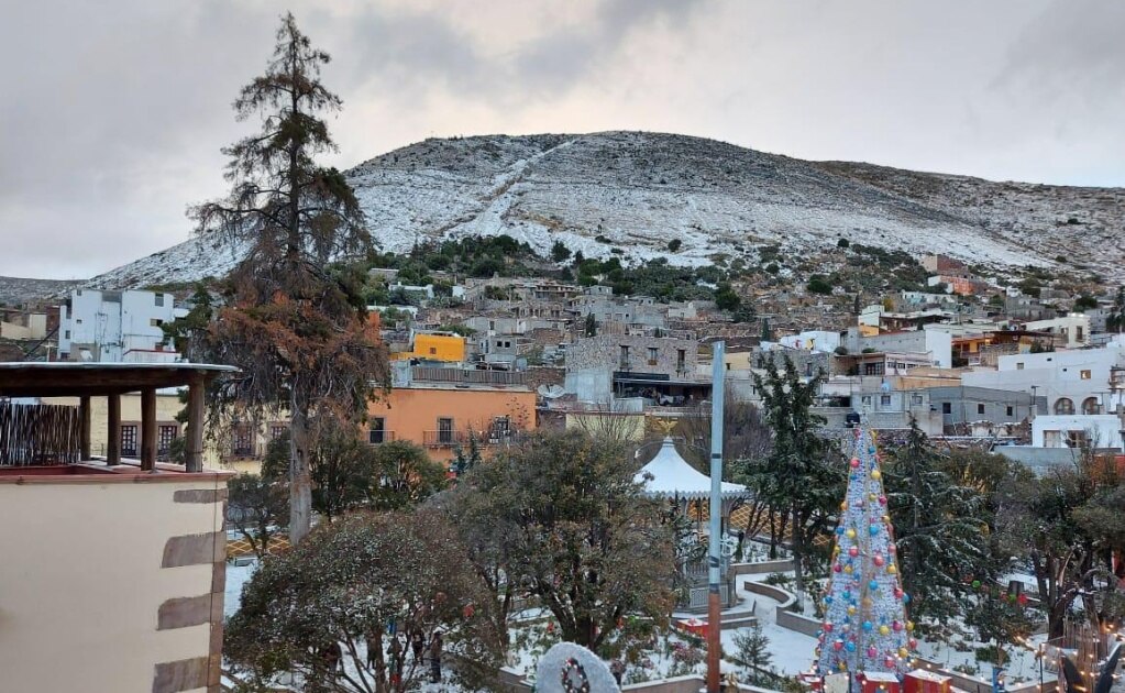 Se presenta primera nevada de la temporada en Real de Catorce