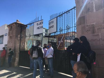 Docentes rezagados forman largas filas para recibir vacuna antiCovid en San Luis Potosí 