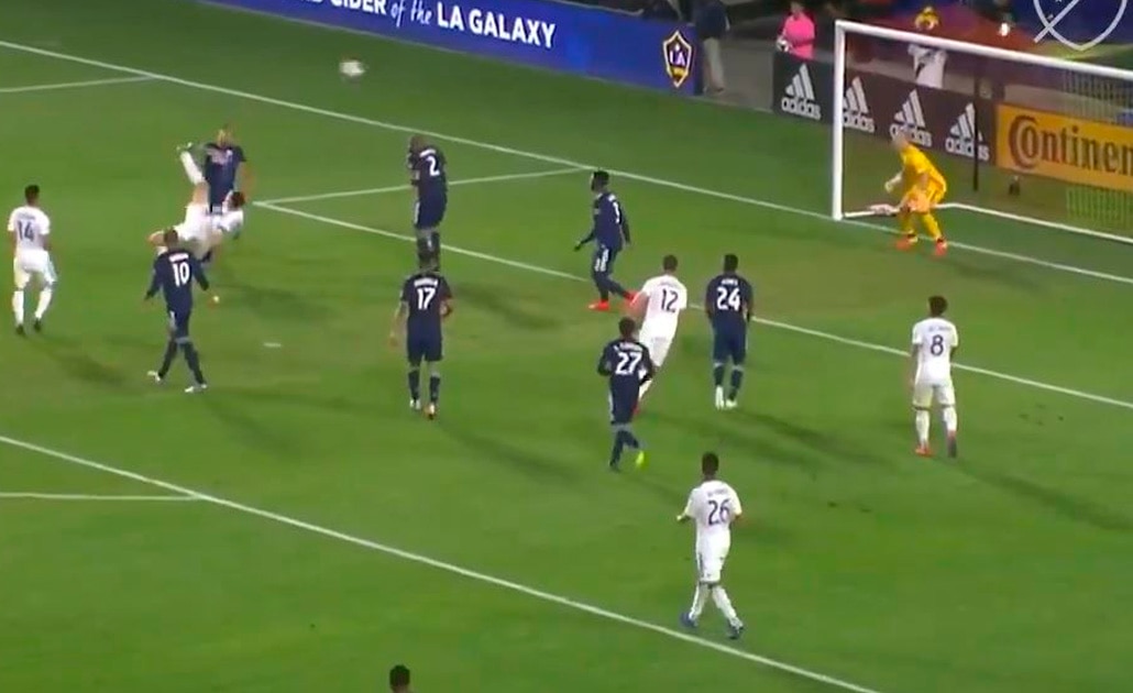 (VIDEO) El brutal gol de chilena que anotó Zlatan Ibrahimovic