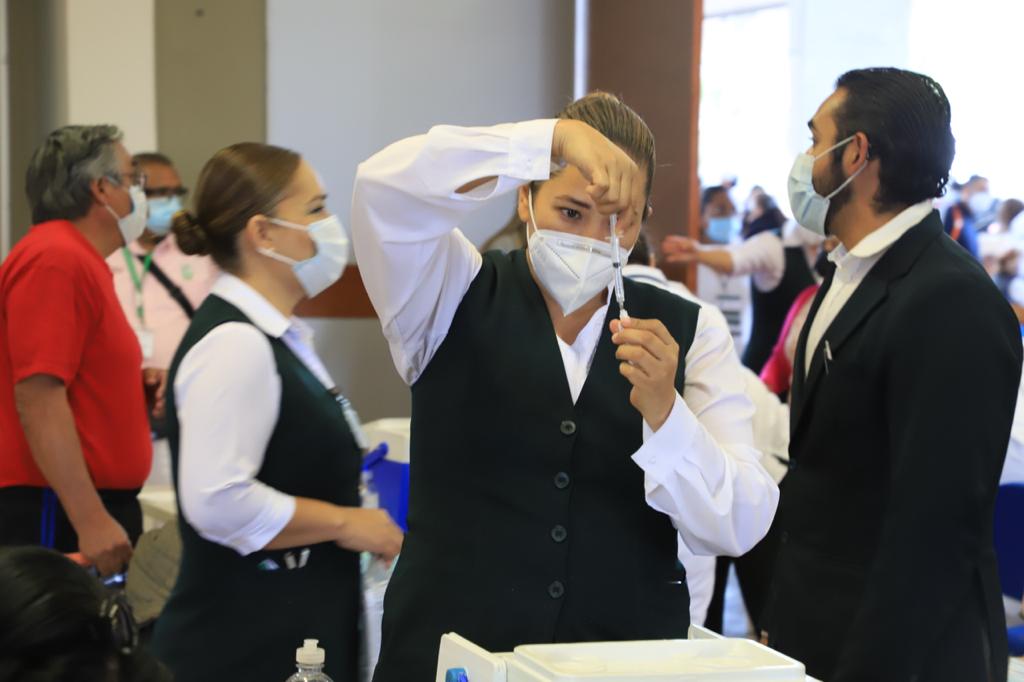 Prevén vacunar a 71 mil 755 docentes contra Covid-19 en San Luis Potosí