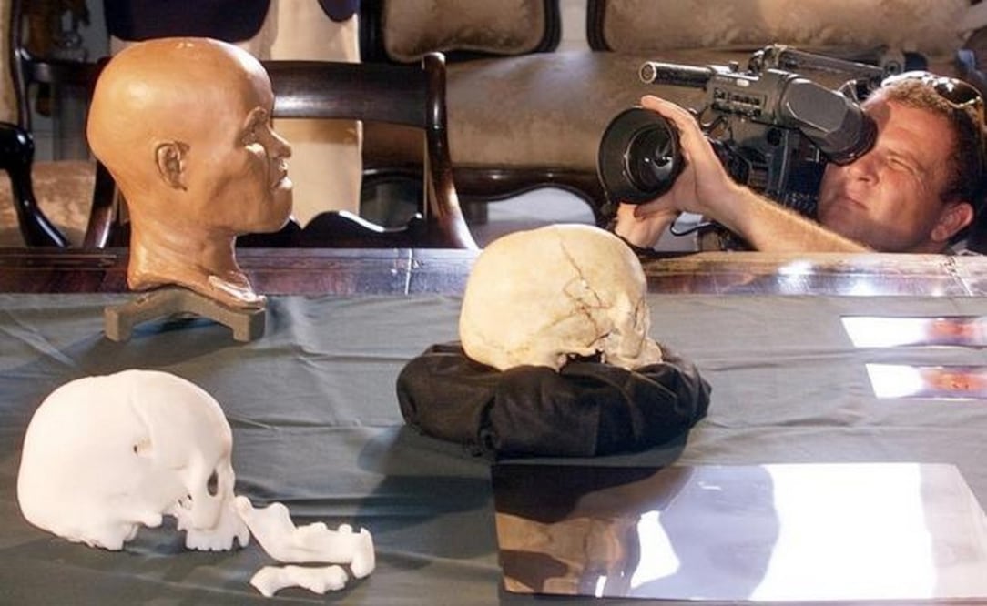 Foto de archivo del 20 de septiembre de 1999 de un camarógrafo durante la presentación de la reconstrucción del cráneo de Luzia. Foto: Antonio Scorza / AFP