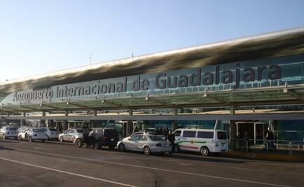 Llega avión a Guadalajara con más de cien mexicanos deportados de EU