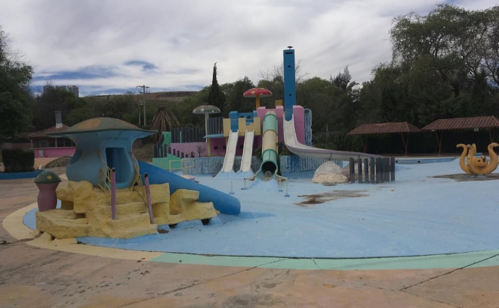 Este balneario cuenta con dos toboganes, dos acuatubos, área infantil, dos albercas gemelas techadas, una alberca de olas, regaderas, sanitarios, áreas verdes, cancha de voleibol de playa. Foto: Samuel Estrada