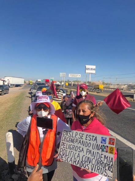 Militantes de Morena marchan por carretera 57 de SLP; denuncian imposición de Mónica Rangel