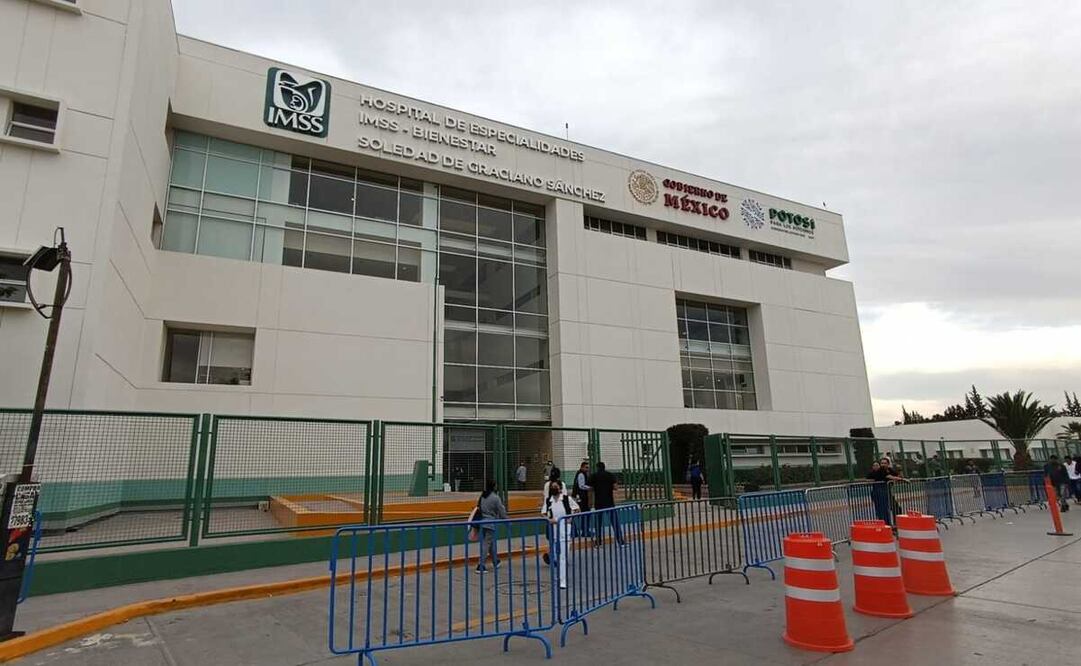 Entre protestas, AMLO encabeza entrega de Hospital General de Soledad al plan IMSS-Bienestar. Fotos: Xochiquetzal Rangel