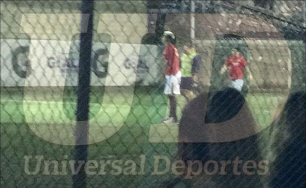 Captan a Carlos Salcedo jugando en cancha donde corren apuestas