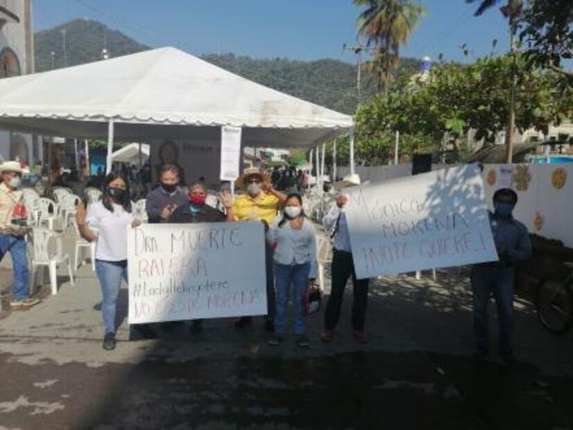 Morenistas protestan contra Mónica Rangel en evento de campaña en Tamazunchale