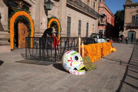 Con cempasúchil y calaveras, así lucen los primeros preparativos para Xantolo en SLP 