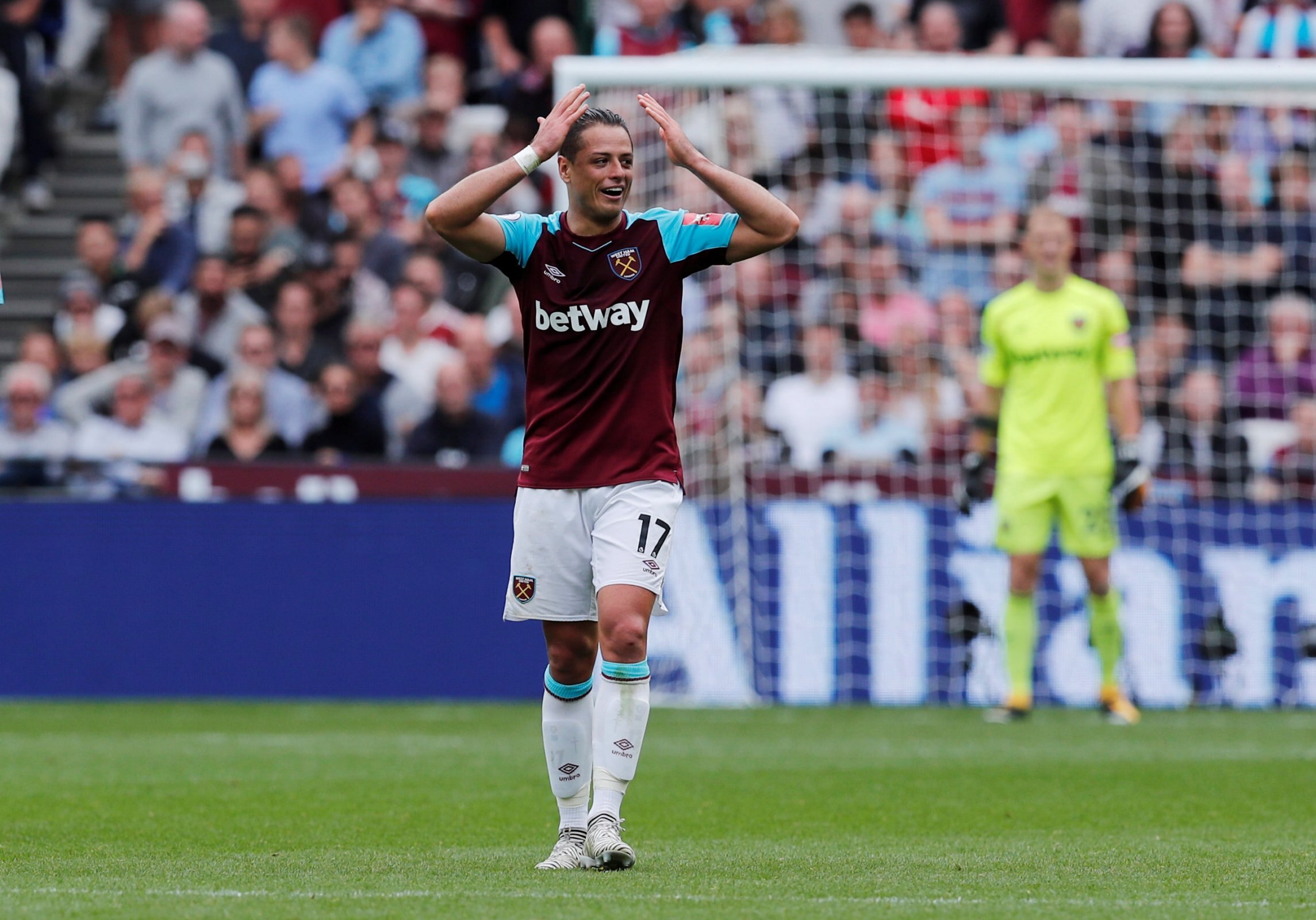 "Chicharito" y West Ham caen ante Newcastle