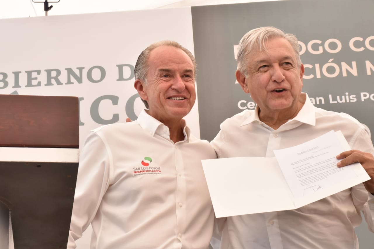 Entrega gobierno de SLP a AMLO carta compromiso a favor de la salud
