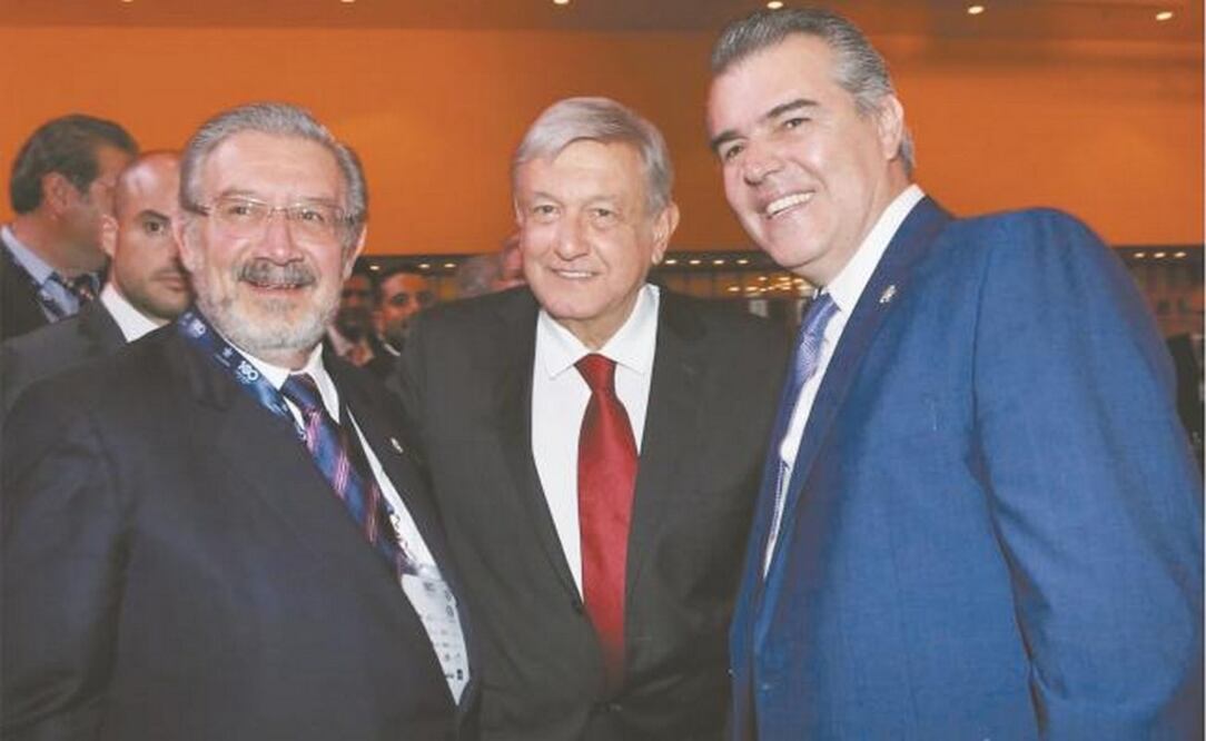 El ministro Luis María Aguilar, el presidente electo, Andrés Manuel López Obrador, y Francisco Cervantes, presidente de la Concamin, en cena privada. (ESPECIAL)