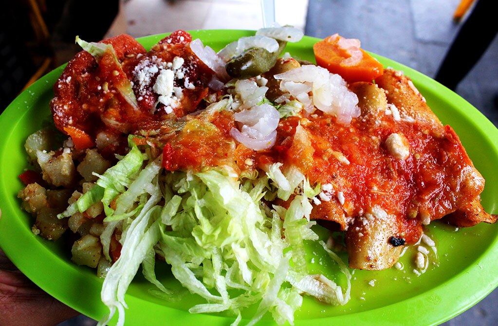 Taquitos rojos, tradición del Barrio de Tequis