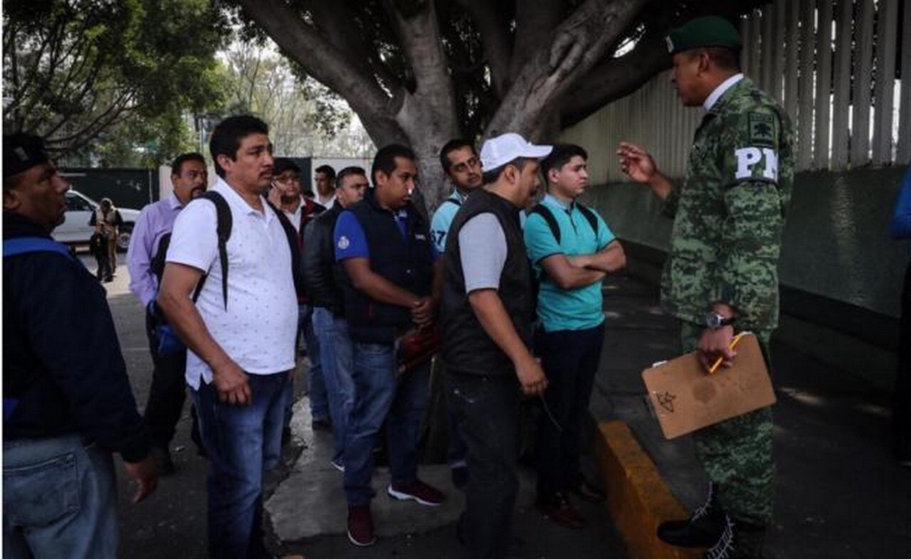  Entre la oportunidad y la duda, choferes acuden a convocatoria de AMLO