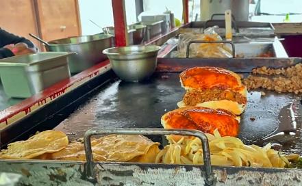 Tortas planchadas, delicias simbólicas de San Luis hechas con la plancha de la abuelita