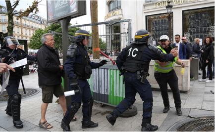  Hombre retiene a dos personas en el centro de París
