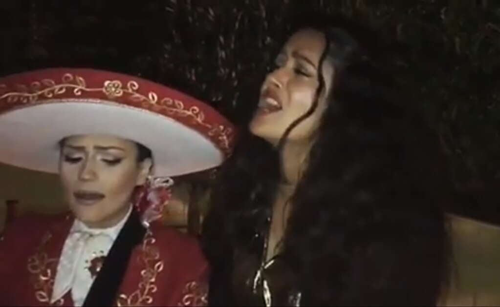 Con mariachi, Salma Hayek canta "La llorona" en su cumpleaños