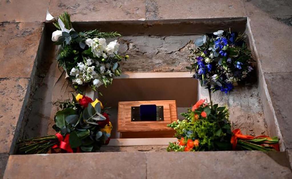 Stephen Hawking descansa entre Isaac Newton y Charles Darwin