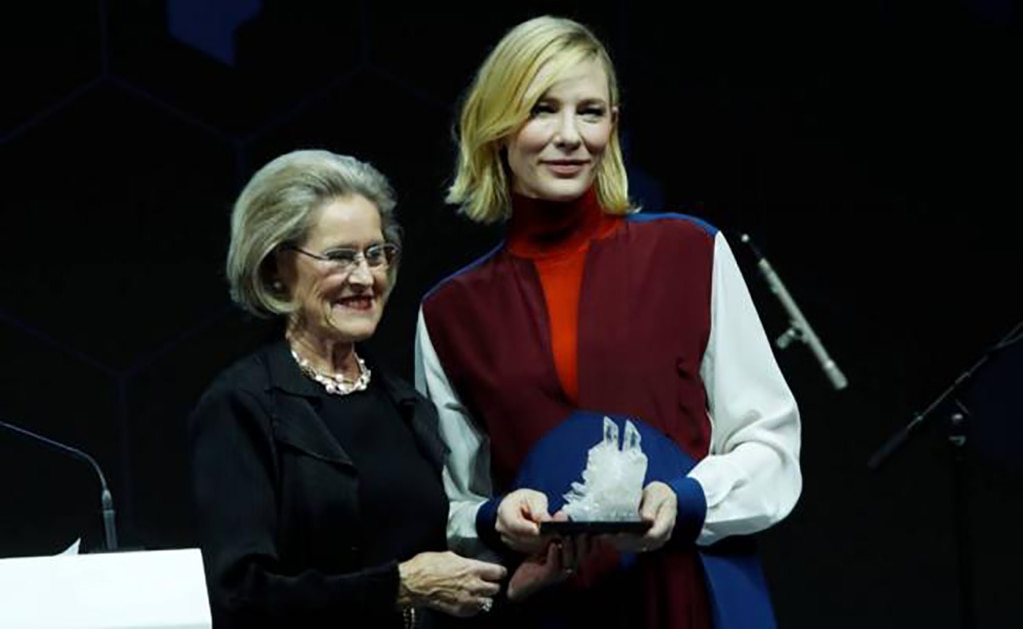 Cate Blanchett y Elton John reciben premio de Davos
