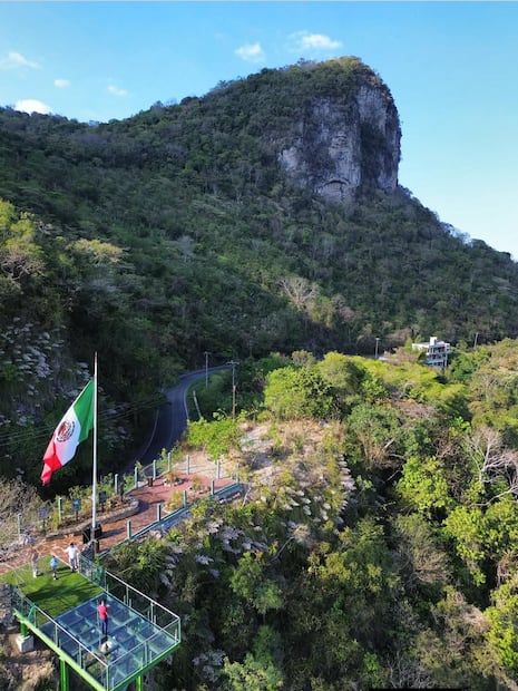 Así se aprecia desde las aturas el nuevo mirador de cristal del Pueblo Mágico de Xilitla. Foto: Cortesía Devver Fonseca
