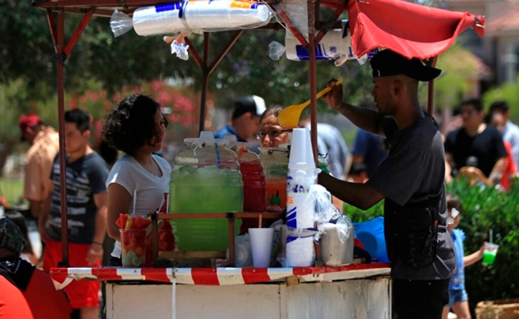 Los pequeños negocios en los mercados de Juárez han permitido que la comunidad cubana genere un ingreso al realizar distintas tareas. Foto: CHRISTIAN TORRES. EL UNIVERSAL
