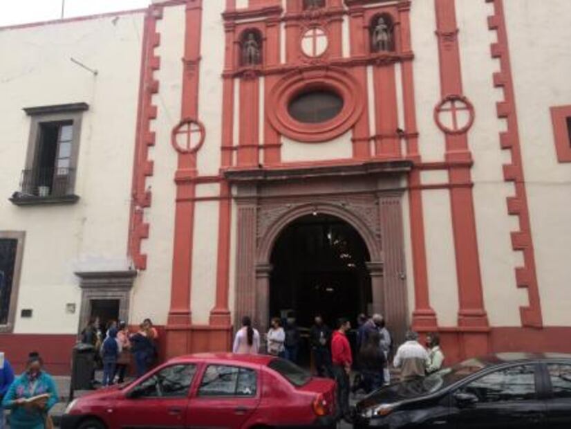 En semáforo amarillo por Covid, potosinos visitan los "siete altares" en Jueves Santo