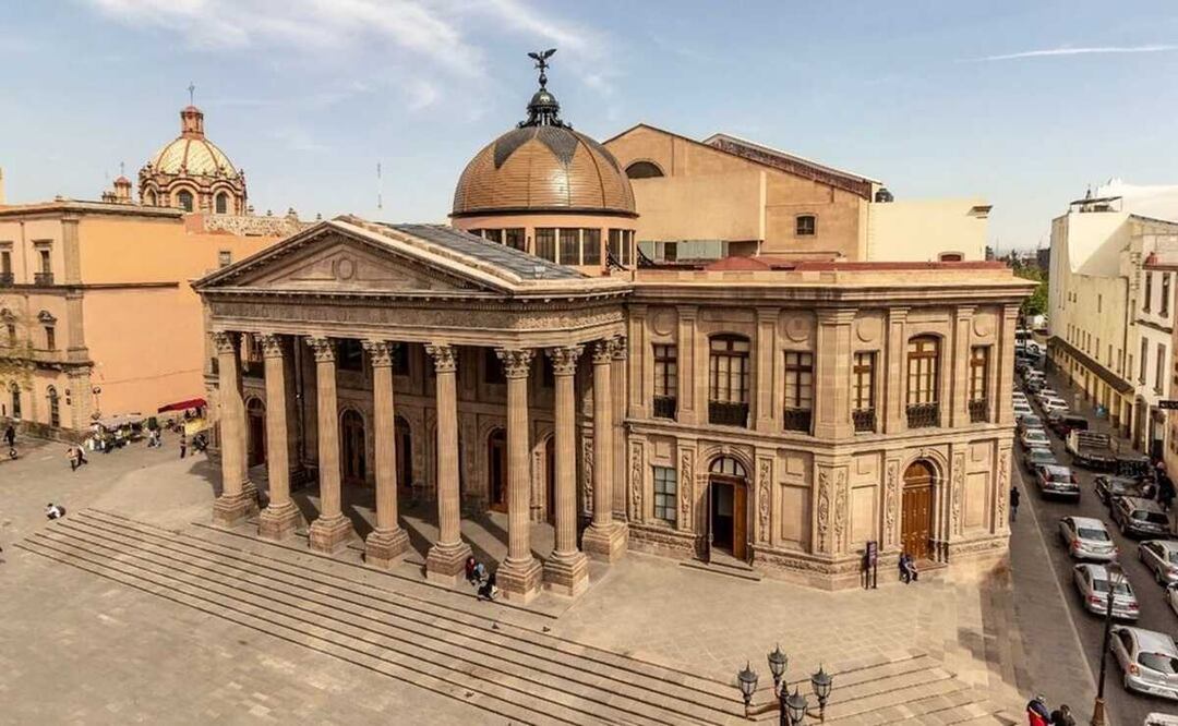 En 1889 inició la construcción del recinto que hoy es el Teatro de la Paz en SLP