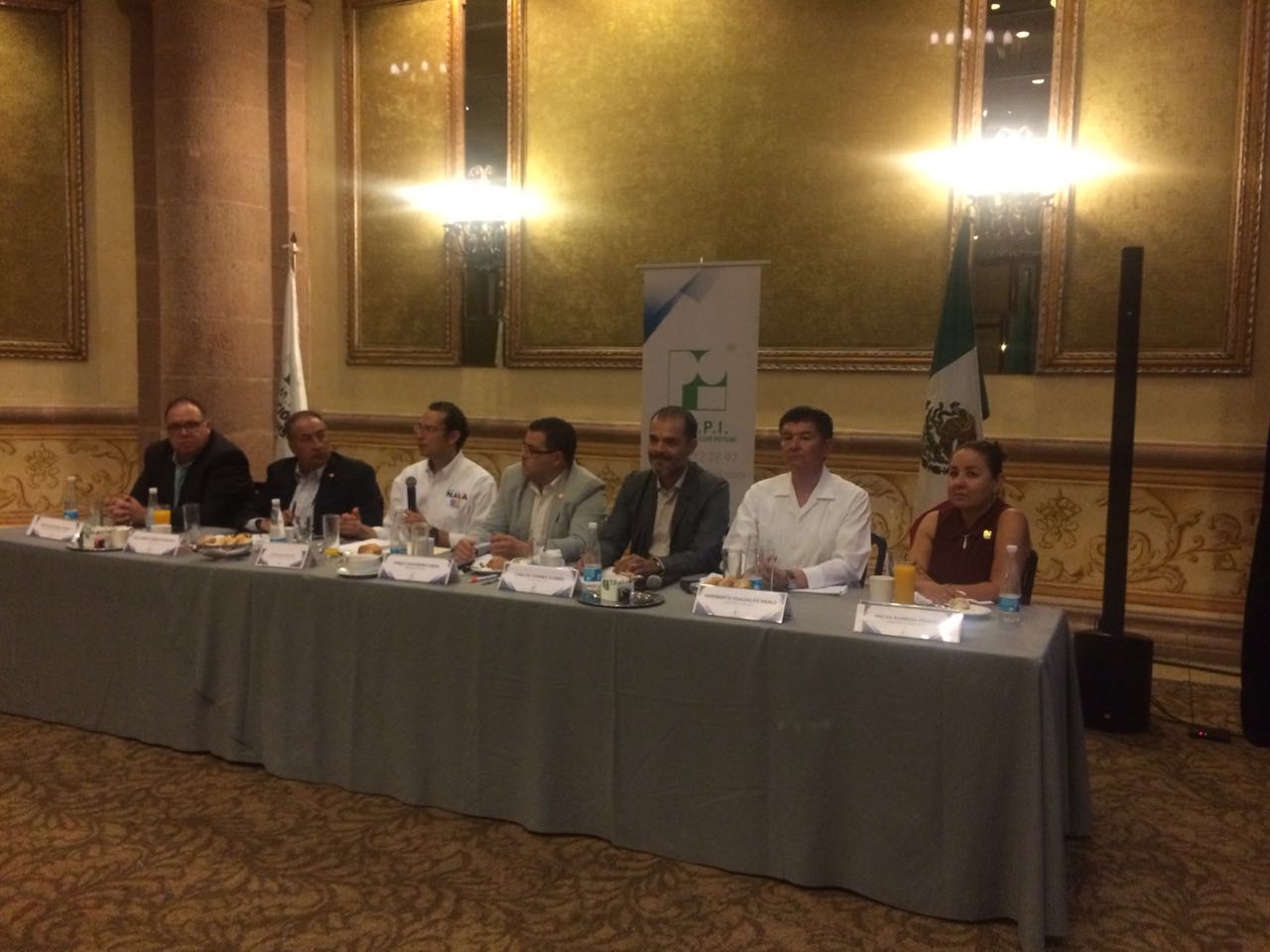 Xavier Nava se reúne con profesionistas inmobiliarios