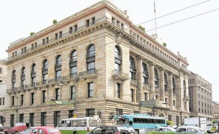 En Banxico ganan más que AMLO