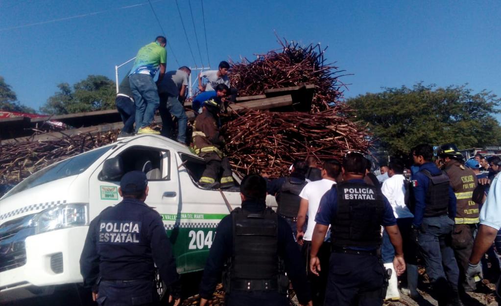 Camión cañero vuelca sobre combi, fallecen tres personas 