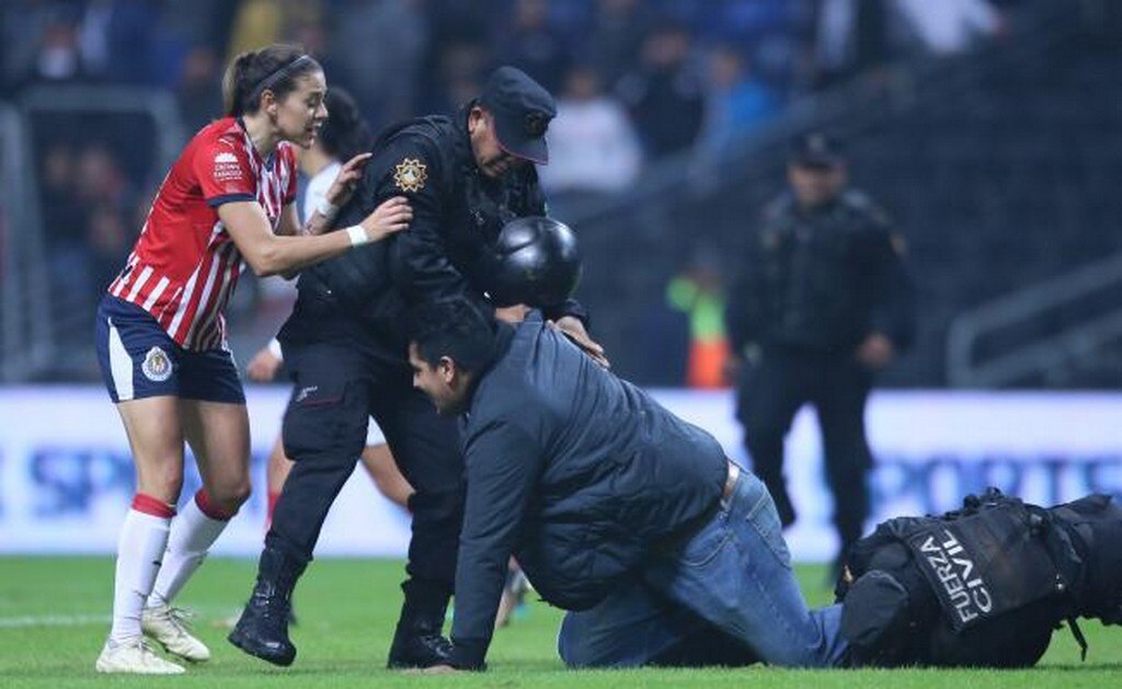  Invaden cancha por buscar foto con Norma Palafox