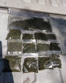 Agarran a sujeto con 12 dosis de marihuana