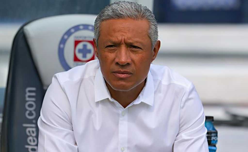 Morelia ratifica a Roberto Hernández un año más