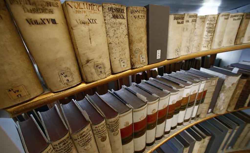 Descubren tres libros envenenados con arsénico en una biblioteca