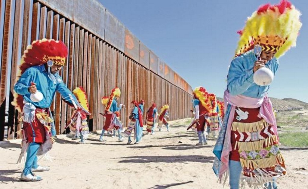 Bailarines tradicionales de México se presentaron ayer durante una misa para migrantes en la zona fronteriza de Ciudad Juárez, Chihuahua, y Estados Unidos. (HERIKA MARTINEZ. AFP)