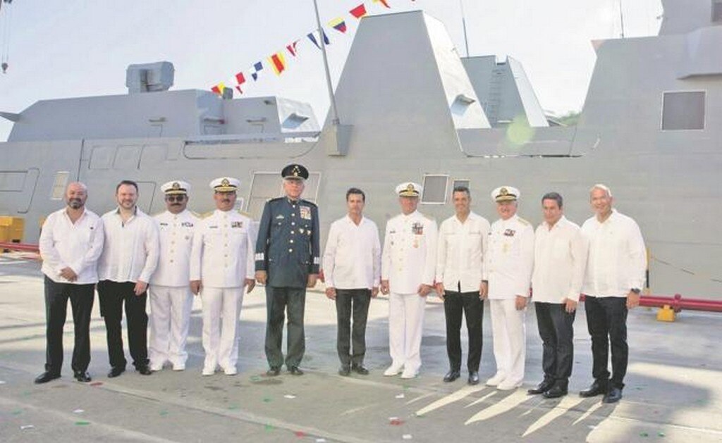 El presidente Enrique Peña Nieto (centro) reconoció la coordinación que hubo durante toda su administración entre el Ejército y la Marina-Armada de México. Foto: ESPECIAL