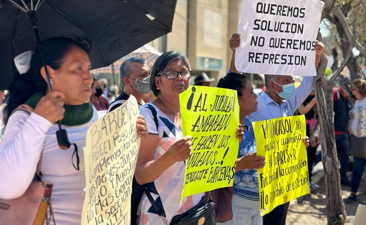 Maestros protestan en SLP por adeudo a su pensión; piden el pago de 127 millones de pesos