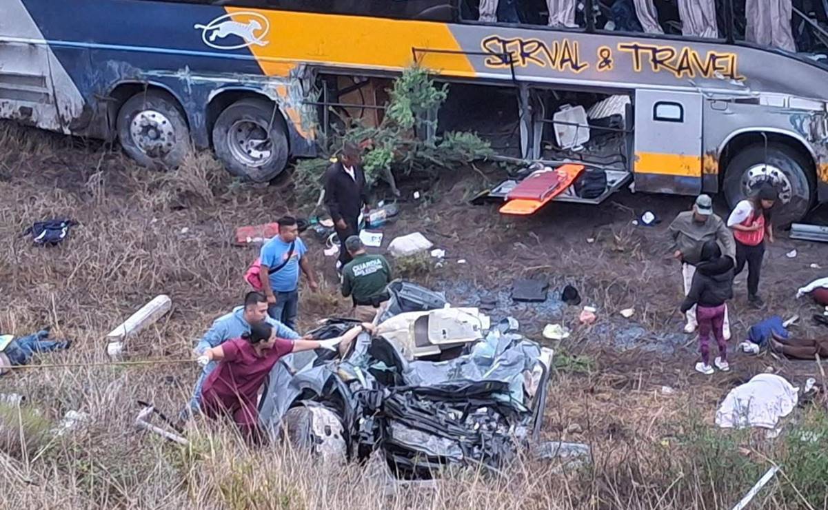 Autoridades investigan los hechos del fatal accidente carretero. Foto: Especial