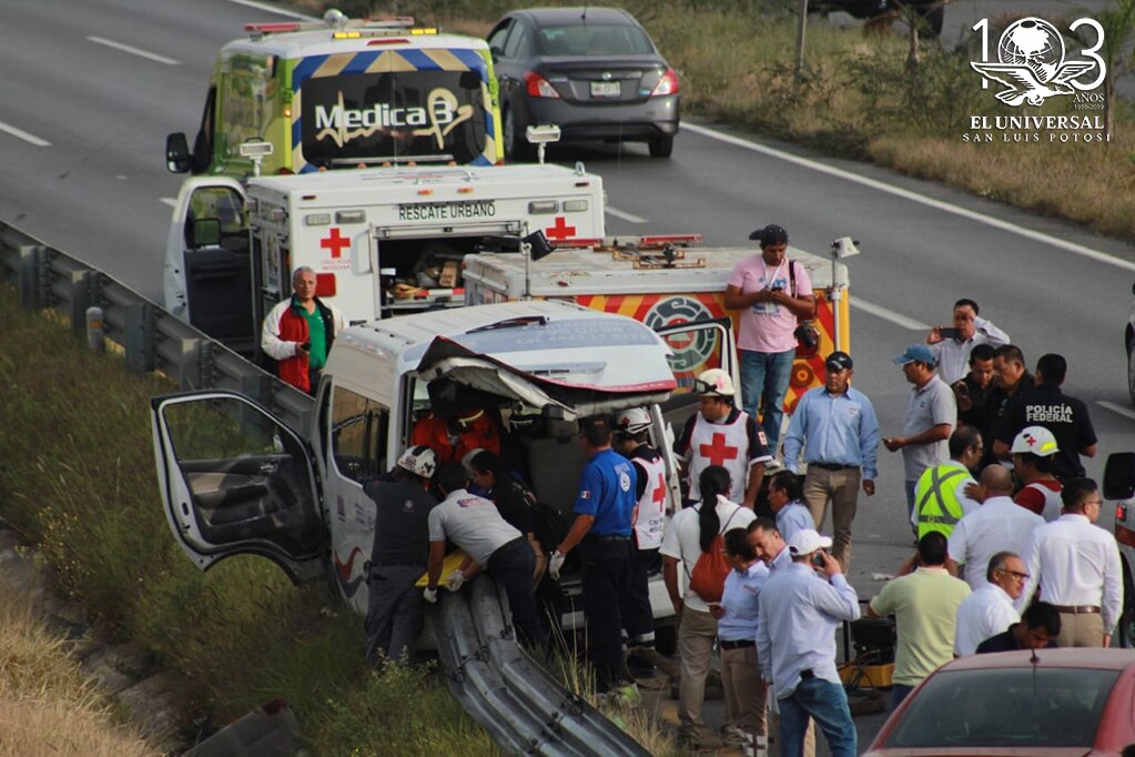 Choca camioneta de personal, 9 lesionados 