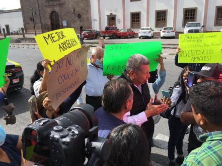 Da Gallardo banderazo a obras de rehabilitación de Himno Nacional; vecinos le piden salvar árboles