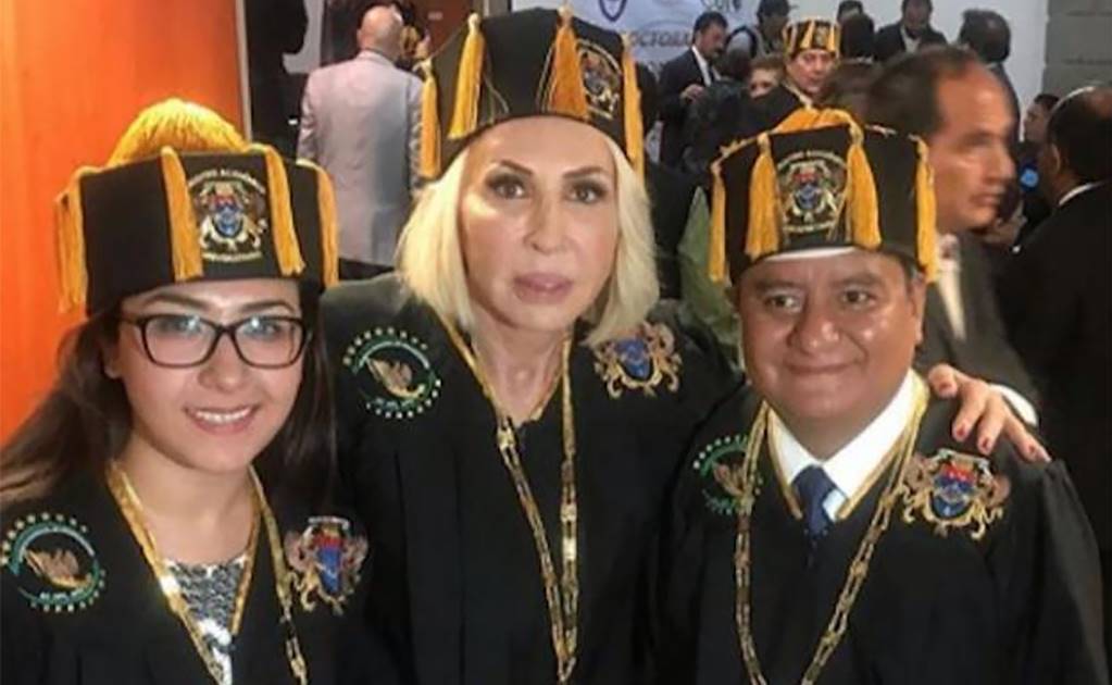 Laura Bozzo recibe doctorado Honoris Causa