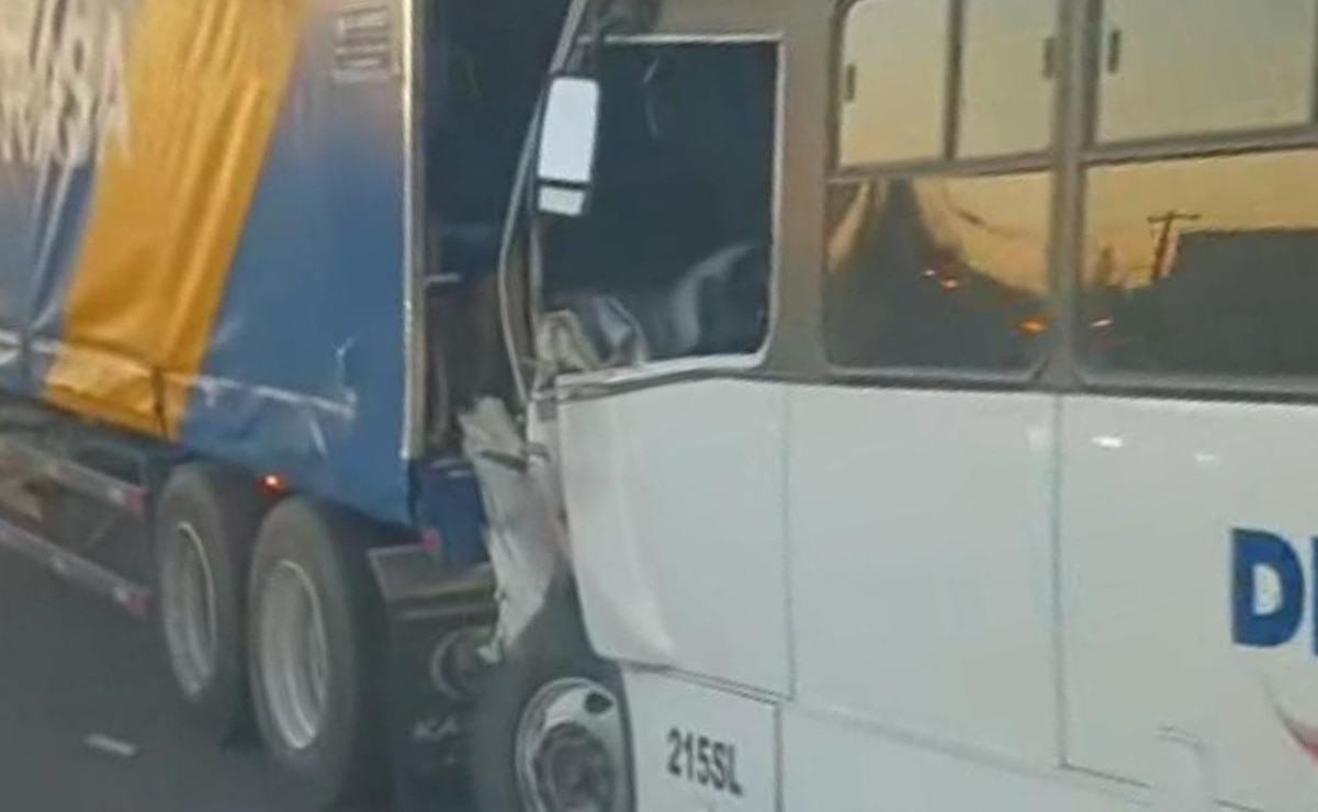 Transporte de personal choca contra tráiler sobre la 57 de SLP. Foto: Cortesía