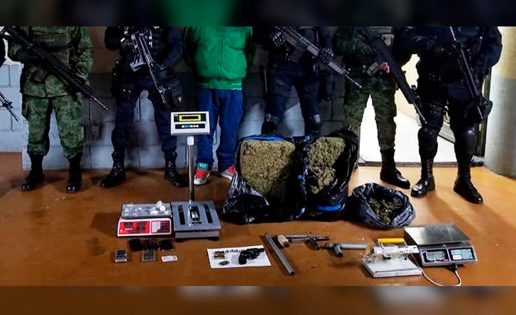 Detienen a hombre con marihuana, armas y celulares