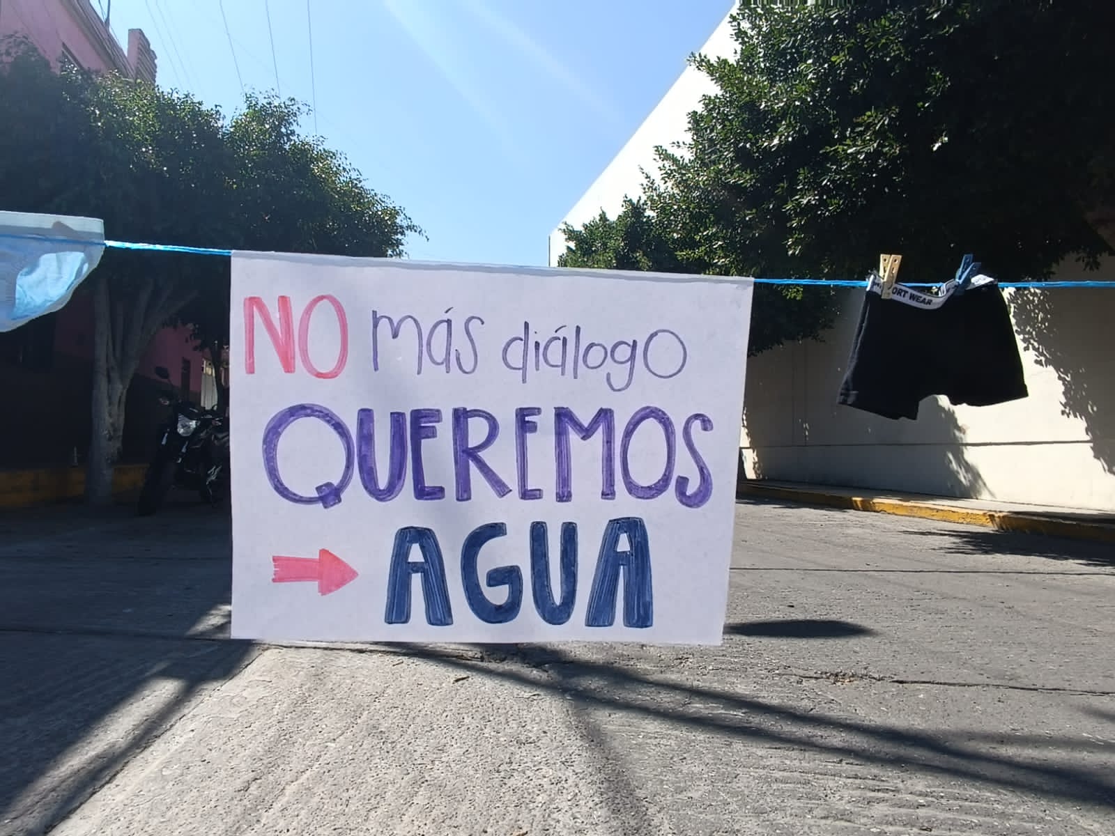 Por falta de agua, vecinos bloquean accesos a la Unidad Administrativa Municipal de SLP